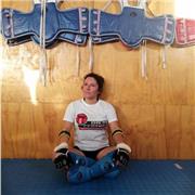 Profesora de educación física y salud, cinturón negro en Shito ryu, grado avanzado en Kyokushin. Dicta clases de defensa personal